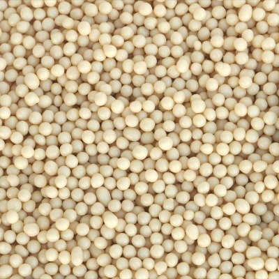 Close-up de pequenas esferas bege claro, granulado homogéneo