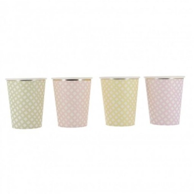 Quatro copos de papel em cores pastel com padrão de losangos brancos.