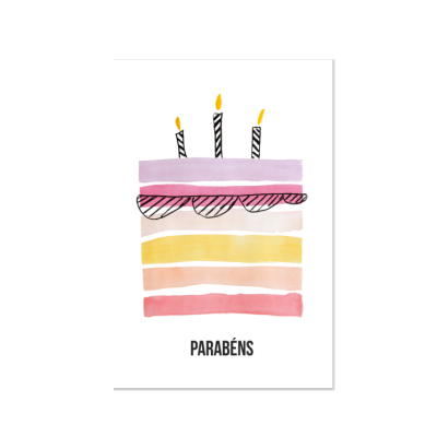Cartão branco com desenho colorido de bolo e velas, texto PARABÉNS