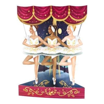 Três bailarinas em trajes de bailado branco sobre suporte decorativo vermelho com cortina vermelha e dourada