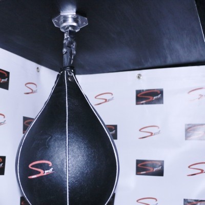 Pera de velocidade preta em couro com costura branca e logótipo 'S sport' pendurada