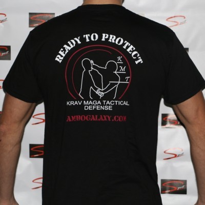 T-shirt preta com texto e ilustração de defesa pessoal nas costas