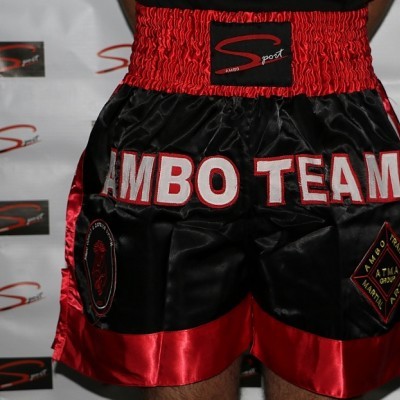 Calções de boxe preto e vermelho com inscrições AMBO TEAM