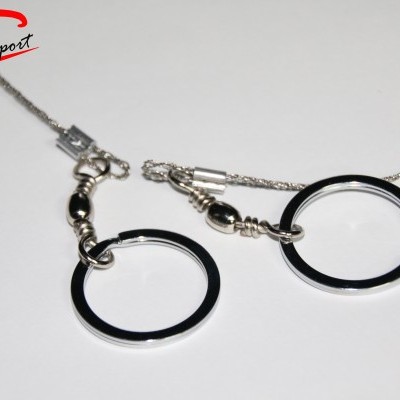 Colar prateado com elos redondos pretos e corrente fina sobre fundo branco