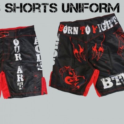 Calções desportivos pretos e vermelhos com estampados e texto branco