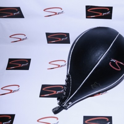 Saco de pancada preta com logótipo S Sport e tecido de fundo com padrão de logótipos S Sport