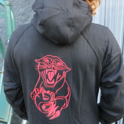 Sweatshirt preta com estampa vermelha de felino feroz nas costas