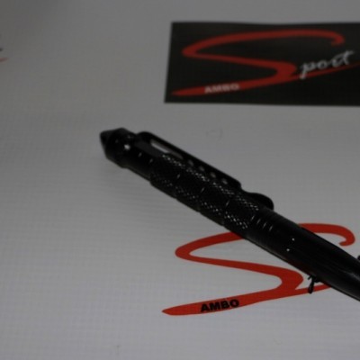 Caneta preta metálica sobre papel branco com texto vermelho e preto