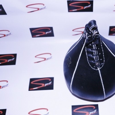 Bola de velocidade preta com costuras brancas sobre fundo branco com logótipos 'Sport'