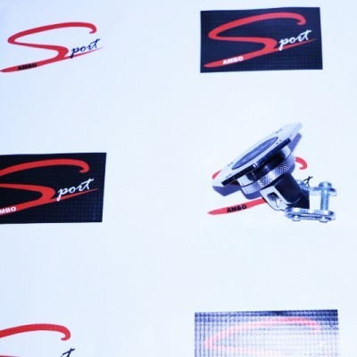 Acessório metálico com suporte ajustável em fundo branco com logotipos 'Sport'