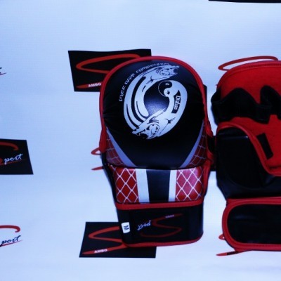 Luva de treino para artes marciais vermelha e preta com desenho e fecho de velcro