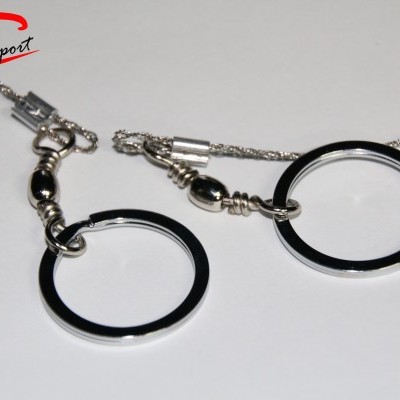 Correntes prateadas com argolas redondas e palavra Sport no canto