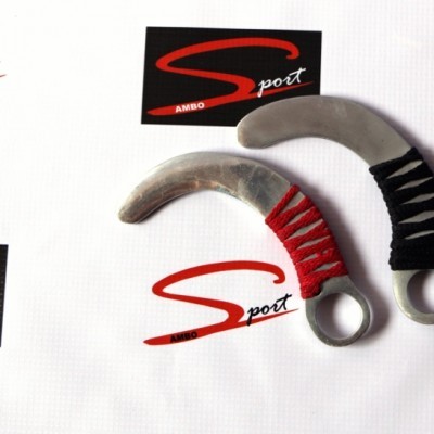 Duas facas kukri com punhos em corda vermelha e preta sobre fundo com logótipos Ambo Sport.