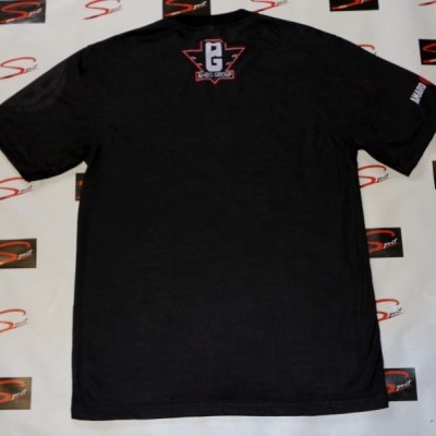 T-shirt preta com logótipo PG e texto Project Grande nas costas sobre fundo branco com logos SPrint.