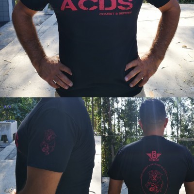 Camiseta preta com texto vermelho da marca ACIDS e ilustrações nas costas e manga