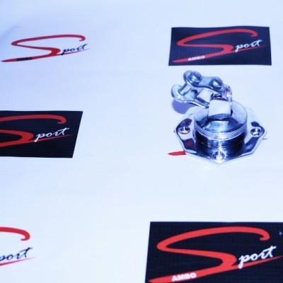 Produto metálico prateado com parafusos sobre fundo branco com logótipos Sport