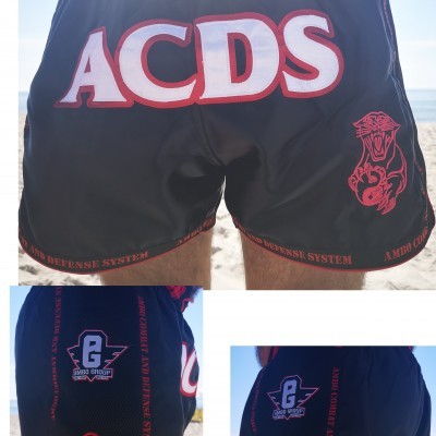 Calções de treino pretos com texto e logótipos em vermelho e branco