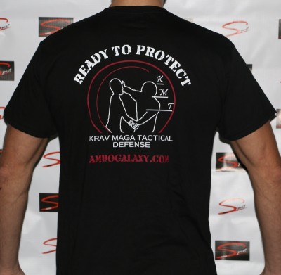 T-shirt preta com texto e ilustração de defesa pessoal nas costas