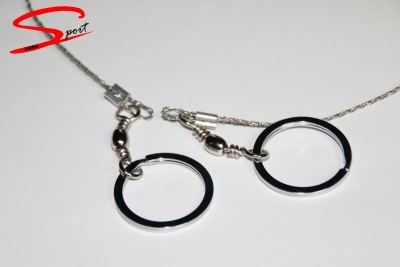 Colar prateado com elos redondos pretos e corrente fina sobre fundo branco