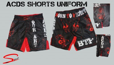 Calções desportivos pretos e vermelhos com estampados e texto branco