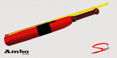 Taco de cricket vermelho com cabo castanho medido por fita métrica