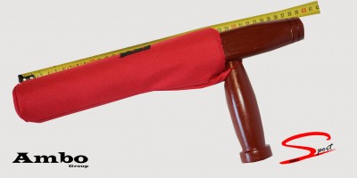 Capa vermelha para bastão em madeira com fita métrica amarela e logótipos Ambo Group e Spoet