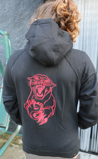 Sweatshirt preta com estampa vermelha de felino feroz nas costas