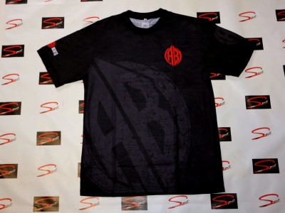 T-shirt preta com logótipo vermelho ABA sobre fundo branco com padrões S