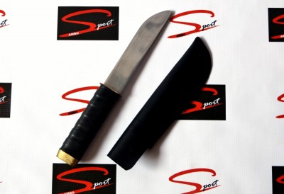 Faca com cabo preto e bainha preta sobre fundo branco com logótipos 'Sport'