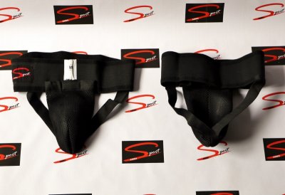 Dois suspensórios desportivos pretos sobre fundo branco com vários logótipos 'Sport' em vermelho e preto