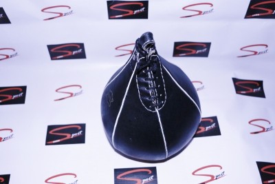 Bola de velocidade preta com costuras brancas sobre fundo branco com logótipos 'Sport'