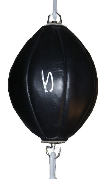 Speed bag de boxe preta em couro sintético com logótipo branco, pendurado por ganchos metálicos
