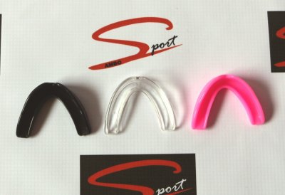 Três protetores bucais preto, transparente e rosa com logótipo Sport em fundo branco