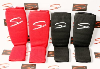 Protetores de canela e pé vermelhos e pretos com logótipo S Line em fundo com logótipos