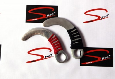 Duas facas kukri com punhos em corda vermelha e preta sobre fundo com logótipos Ambo Sport.