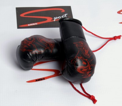 Mini luvas de boxe pretas com estampas vermelhas e fio vermelho pendurado