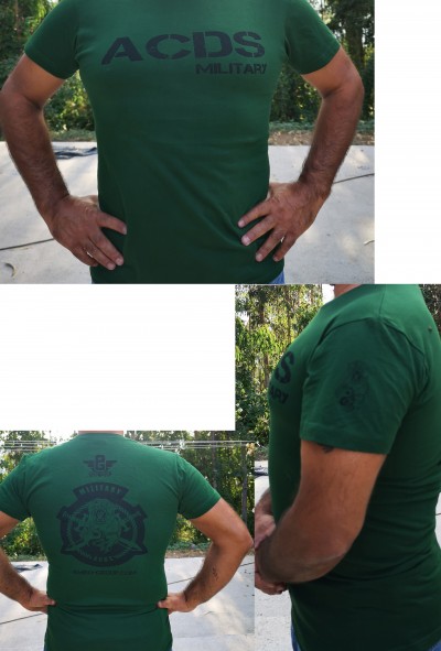 Camiseta verde com estampados pretos em três diferentes perspectivas