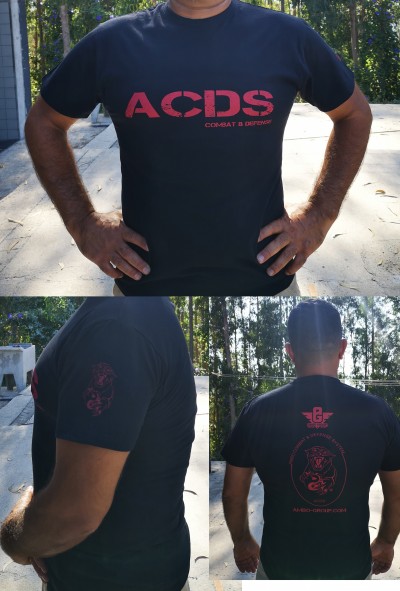 Camiseta preta com texto vermelho da marca ACIDS e ilustrações nas costas e manga