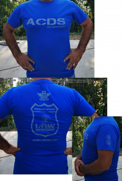 Camiseta azul com texto e logótipos brancos, vista frontal, traseira e lateral