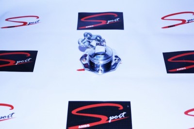 Produto metálico prateado com parafusos sobre fundo branco com logótipos Sport