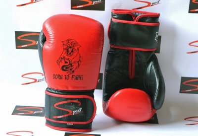 Par de luvas de boxe vermelhas e pretas com logo e texto BORN TO FIGHT