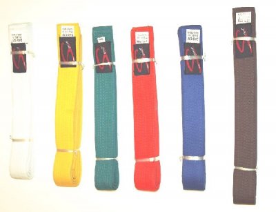 Seis cintos de tecido coloridos alinhados com etiquetas pretas