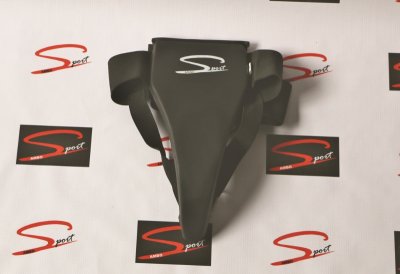 Protetor de virilha preto com logo S spot sobre fundo branco com logótipos