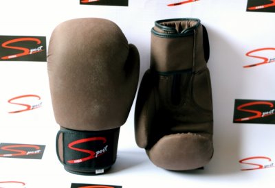 Luvas de boxe marrons com punhos pretos e texto S sport em fundo branco