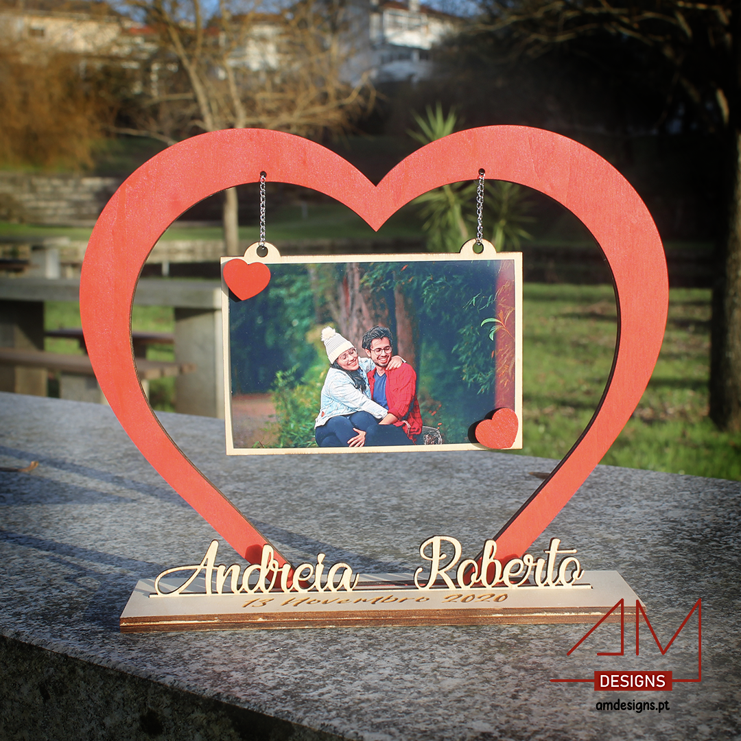 Porta-Fotografia em Madeira – Formato de Coração Moldura madeira coração vermelha com foto pendurada e nomes Andreia Roberto na base