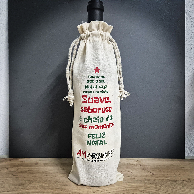 Brinde Empresarial – Saco de Algodão para Garrafa Garrafa com saco de tecido branco e texto colorido desejando feliz natal