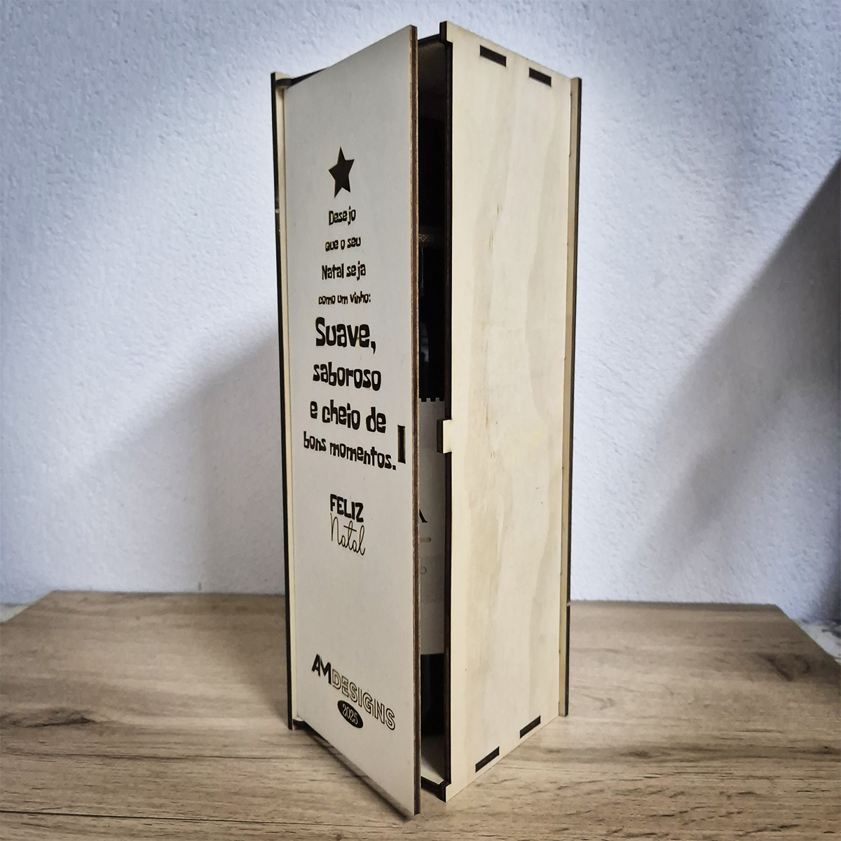 Brinde Empresarial – Caixa de Vinho em Madeira para 1 Garrafa Caixa de madeira clara com texto gravado a laser e estrela no topo