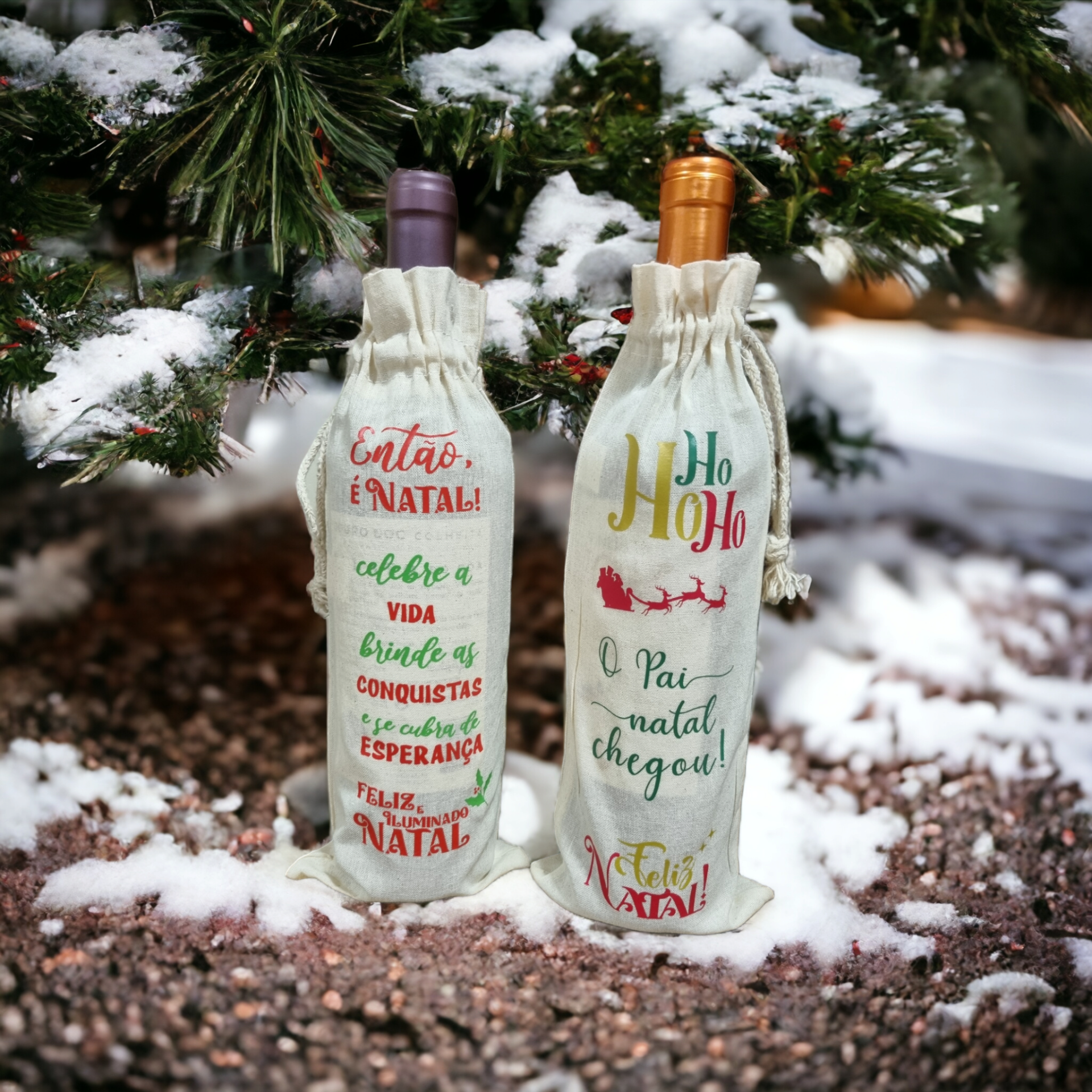 Saco em Algodão para Garrafa de Vinho Duas garrafas de vinho com sacos de pano natalícios e texto festivo ao ar livre com neve