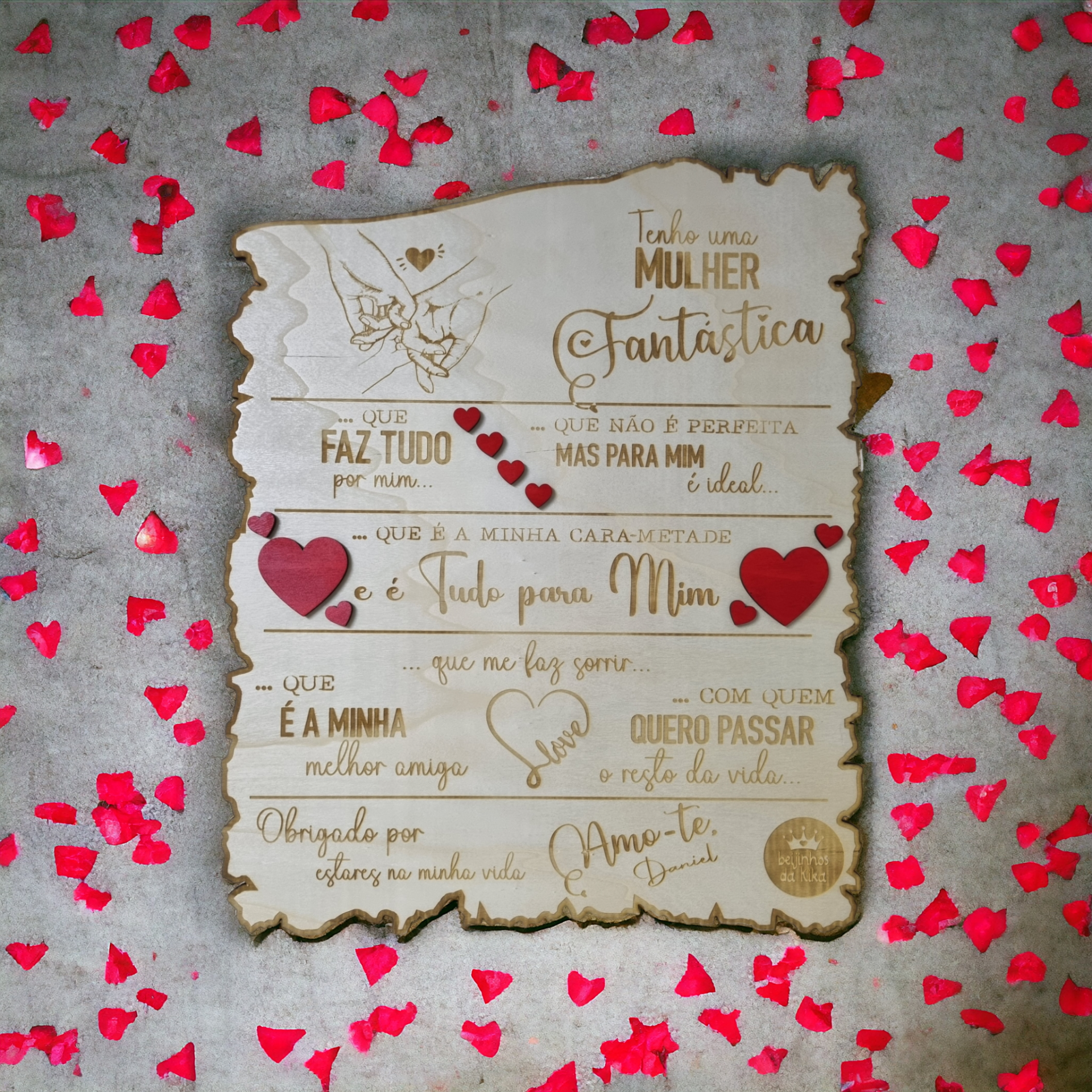 Placa em Madeira Personalizada – Declaração de Amor Placa decorativa com texto em português sobre uma mulher fantástica, sobre superfície cinza com pétalas vermelhas