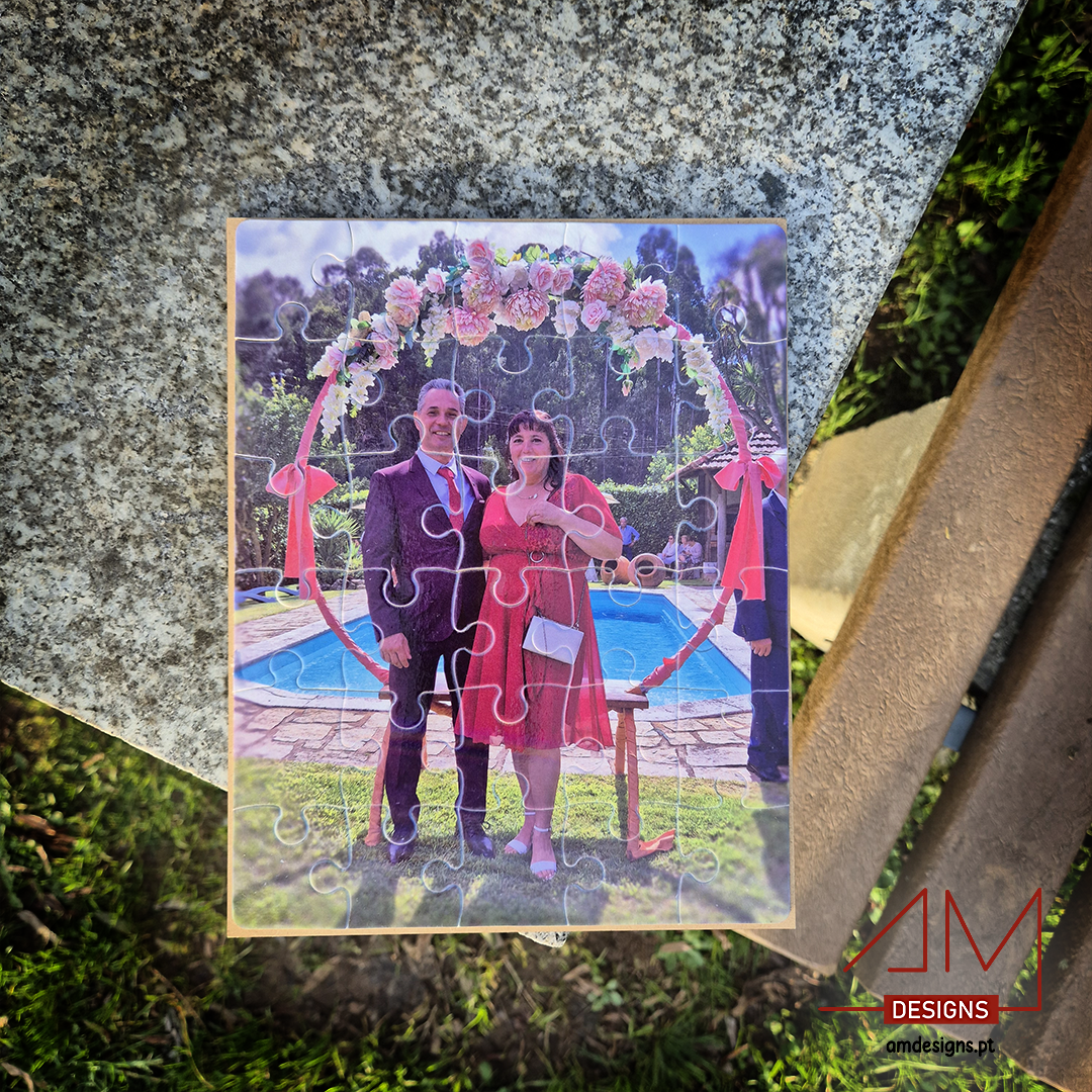 Puzzle Retangular Personalizado – Um Presente Memorável! Quebra-cabeça de imagem com pessoas junto a piscina e arco floral sobre pedra cinzenta